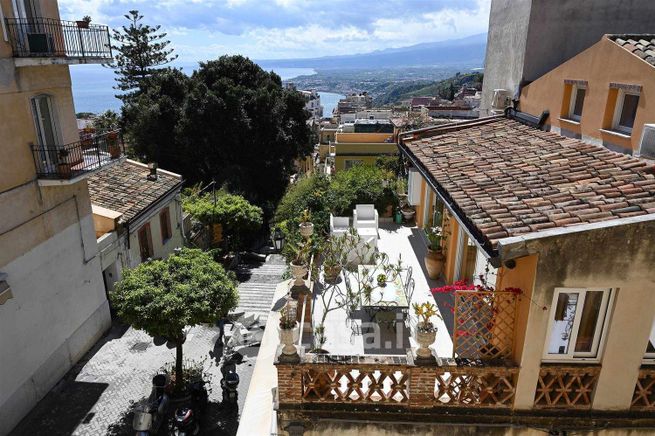 Appartamento in residenziale in Via Teatro Greco 26
