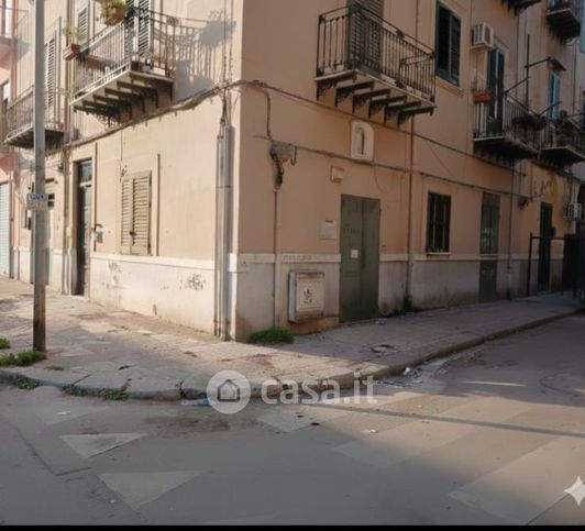 Negozio/locale commerciale in commerciale in Via Cuba 40
