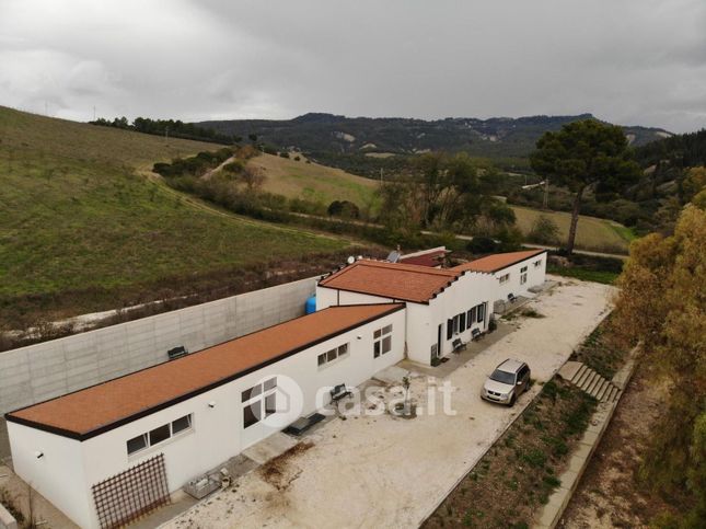 Rustico/casale in residenziale in Strada Provinciale Fondo Valle Bradano