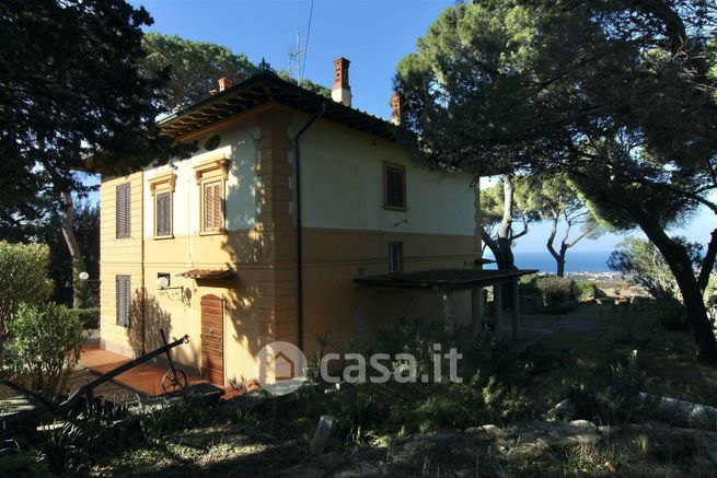 Casa bi/trifamiliare in residenziale in 
