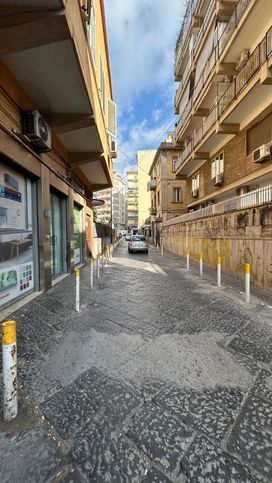 Negozio/locale commerciale in commerciale in Via Arenella 52