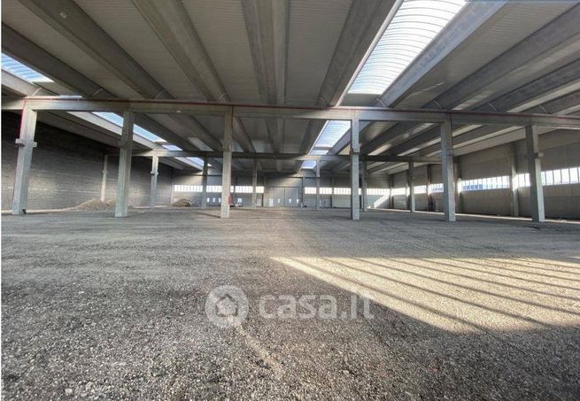 Capannone in commerciale in Via Nuova Valassina