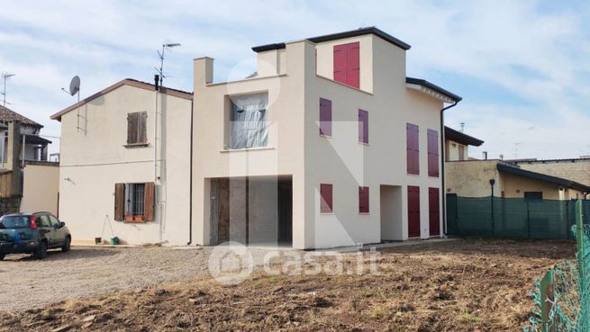 Casa indipendente in residenziale in 