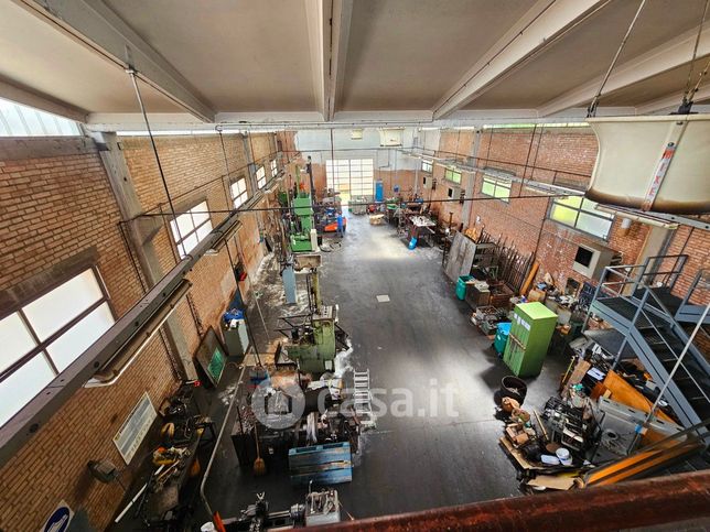 Capannone in commerciale in 