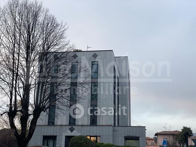 Ufficio in commerciale in Viale Ticino