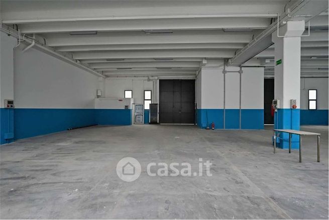 Capannone in commerciale in Via Ezio Maccani 103