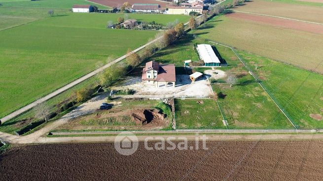 Capannone in commerciale in Via Malocche 2