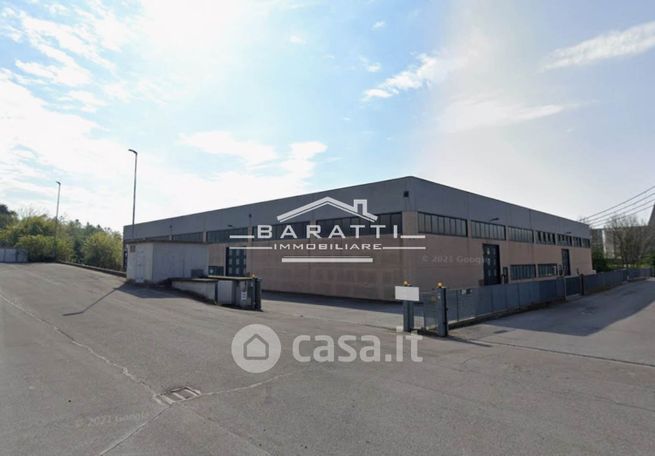 Capannone in commerciale in 