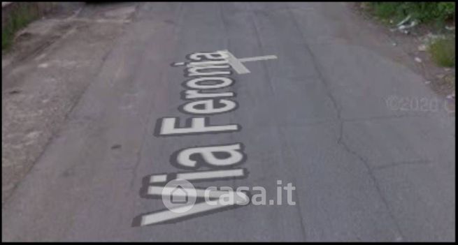 Box/posto auto in residenziale in Via Feronia 20