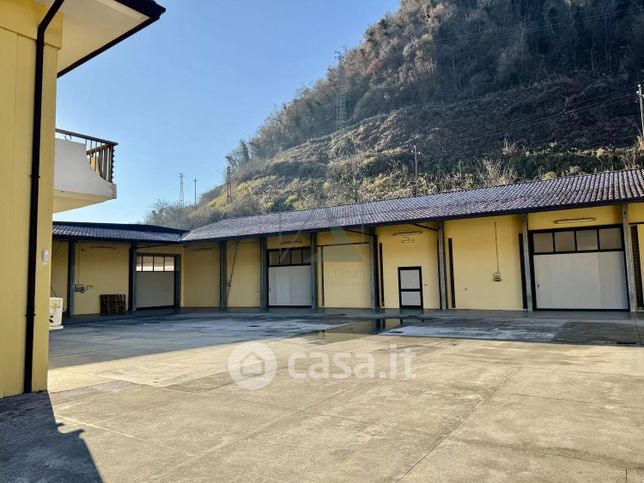 Capannone in commerciale in Via della Vittoria 15