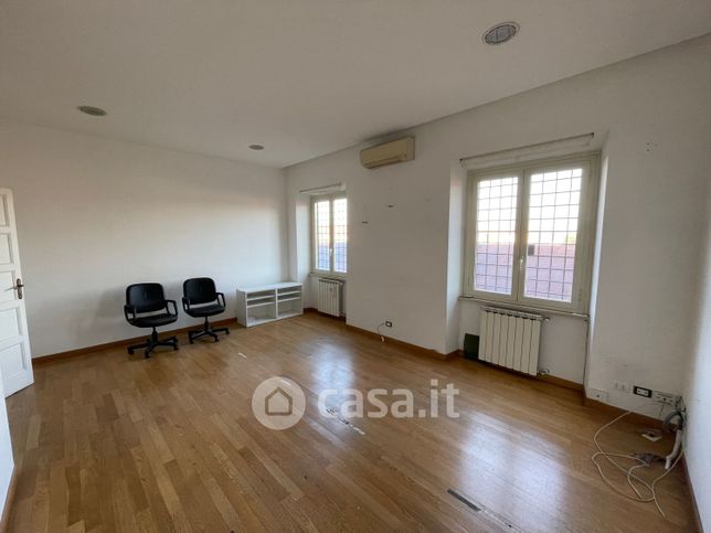 Ufficio in commerciale in Via Mola Cavona 27