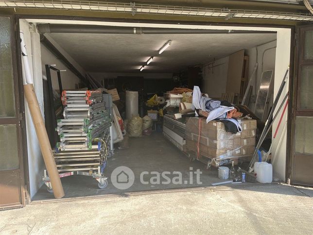 Capannone in commerciale in Via Giulio Tarra
