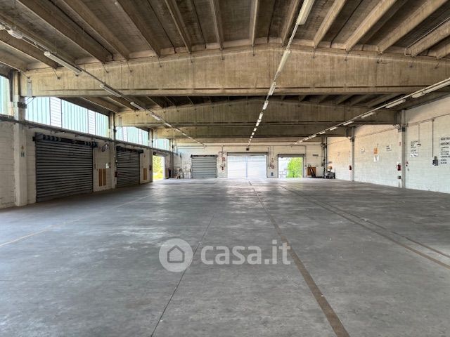 Capannone in commerciale in Strada Statale Romana Nord 108