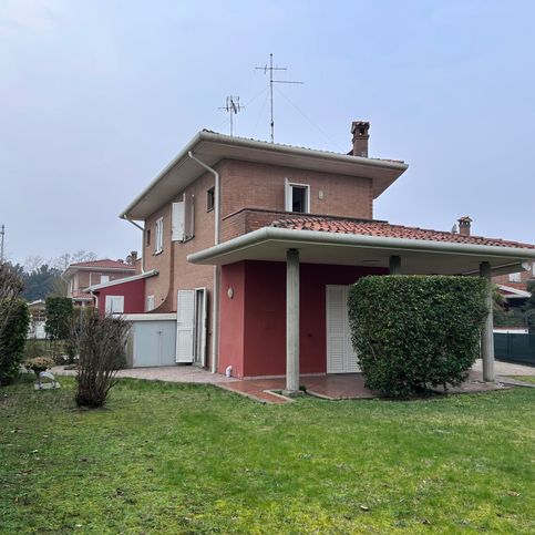 Casa bi/trifamiliare in residenziale in Viale Europa