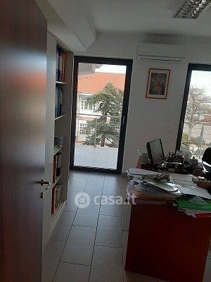 Ufficio in commerciale in 