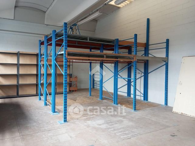 Capannone in commerciale in Via Alfredo Veroni 1