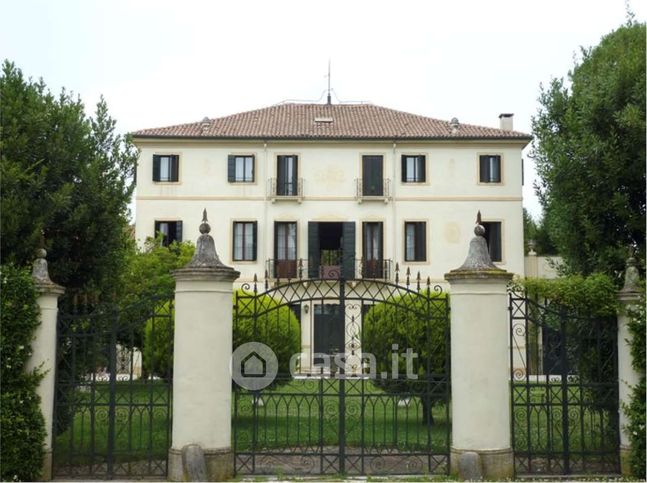 Villa in residenziale in Via Albarea