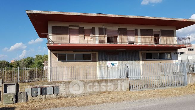 Capannone in commerciale in Via Santa Maria le Quinte