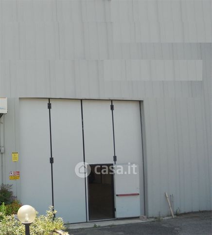 Capannone in commerciale in Via Antonio Locatelli