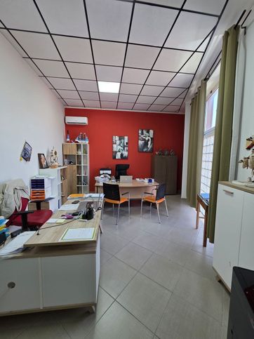 Ufficio in commerciale in Via Ferrante Imparato 182
