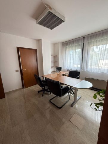 Ufficio in commerciale in Largo Parolini 8
