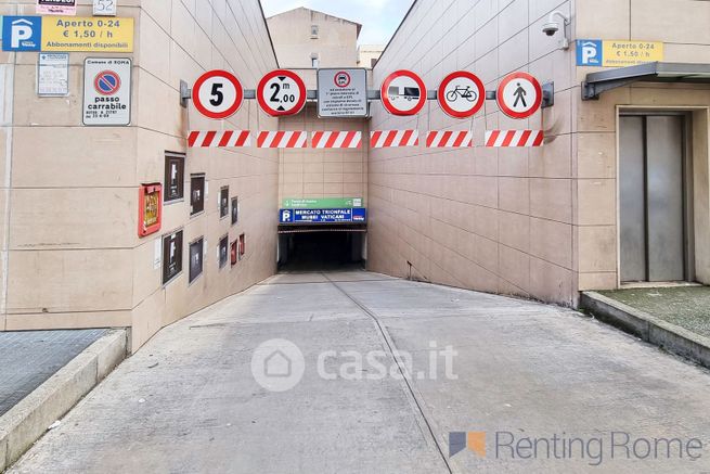 Box/posto auto in residenziale in Via Tunisi 80