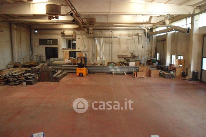 Capannone in commerciale in Via degli Artigiani