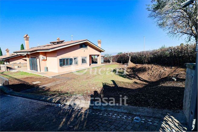 Casa bi/trifamiliare in residenziale in Via Enrico Fermi