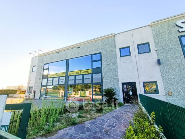 Negozio/locale commerciale in commerciale in Via Romea 27