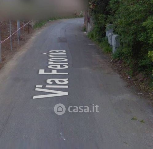 Box/posto auto in residenziale in Via Feronia 20