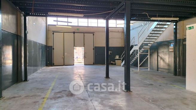 Capannone in commerciale in 