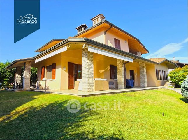 Villa in residenziale in Strada della Regina 6