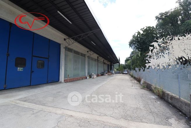 Capannone in commerciale in Via Leona