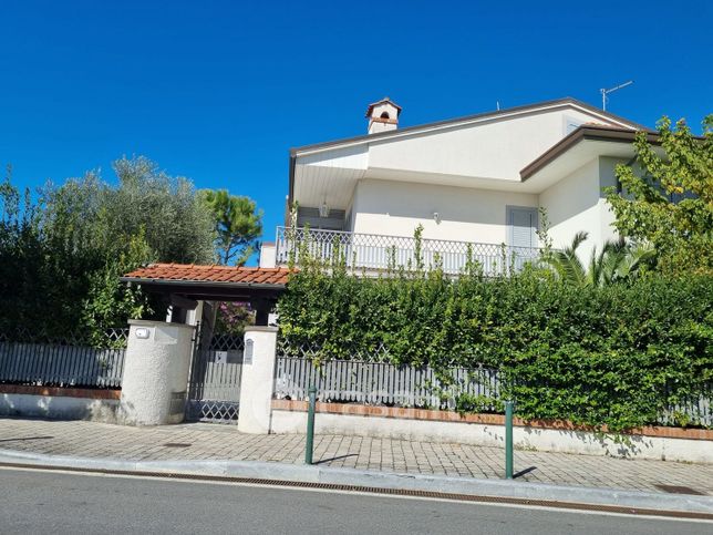 Casa bi/trifamiliare in residenziale in Via Vittorio Veneto
