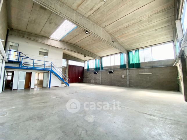 Capannone in commerciale in Via Molise 6