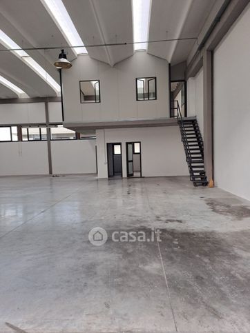 Capannone in commerciale in Via Enzo Nesti