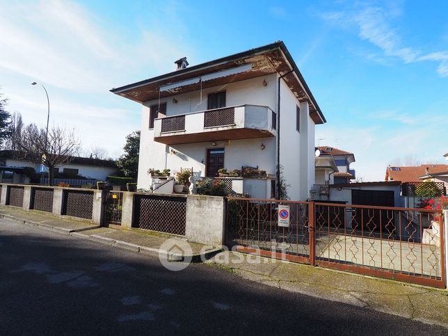 Villa in residenziale in Via delle Tuberose 30