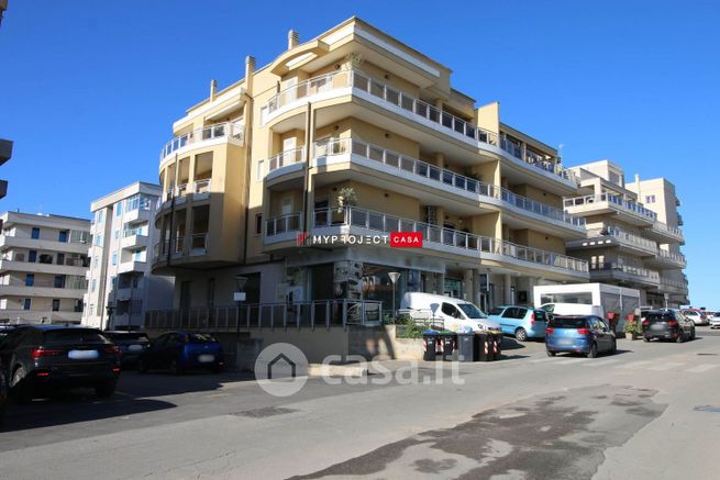 Capannone in commerciale in Via Maria D'Enghien