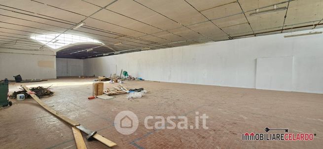 Capannone in commerciale in 