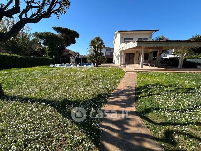 Villa in residenziale in Via Ceriale 70
