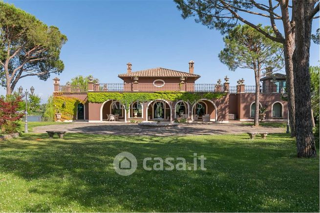 Villa in residenziale in Via Cassia 41945