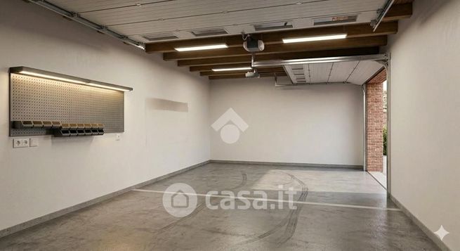 Box/posto auto in residenziale in Via Equilio 6