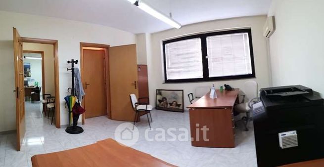 Ufficio in commerciale in Viale Teracati 1