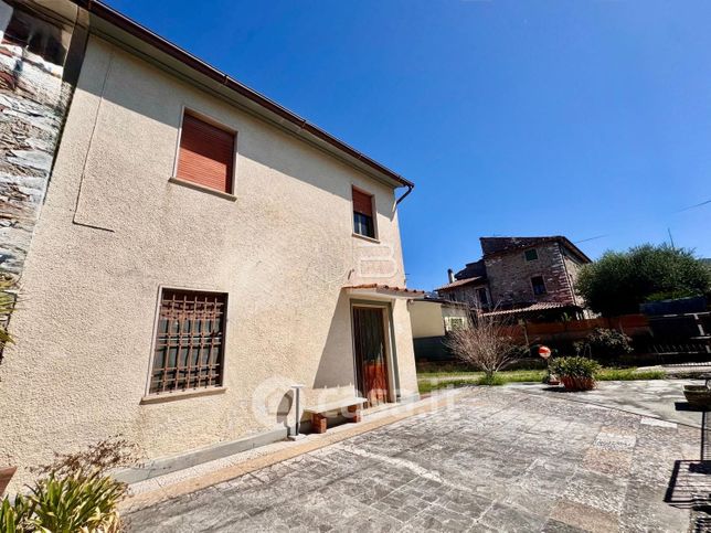 Casa bi/trifamiliare in residenziale in Via Frasso