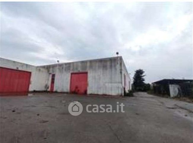 Capannone in commerciale in Via dell'Industria 2