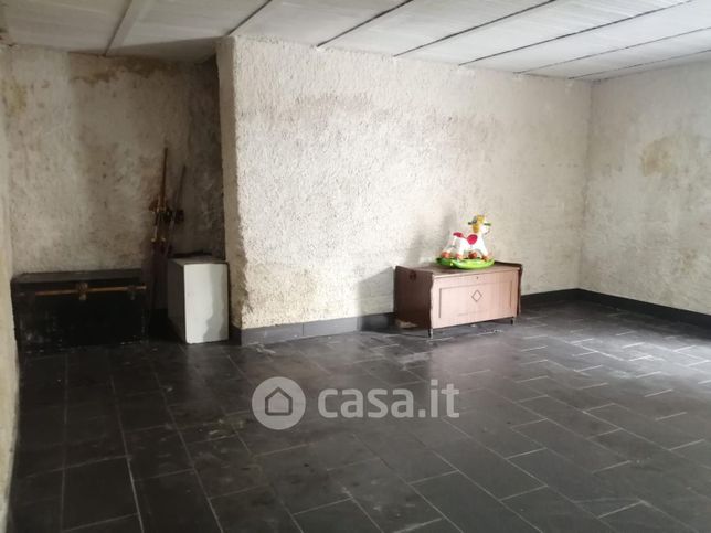 Box/posto auto in residenziale in Via Moccia 42
