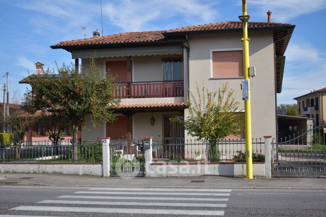 Casa indipendente in residenziale in Via Postumia 3