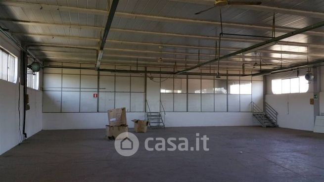 Capannone in commerciale in 