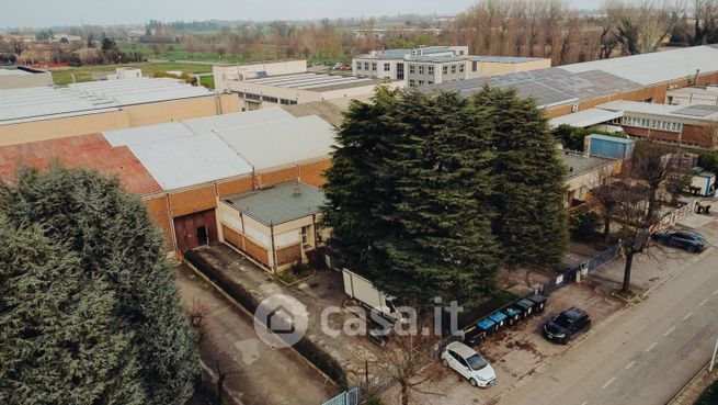 Capannone in commerciale in Via Fratelli Rosselli 77