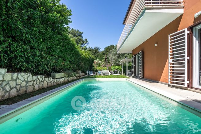 Casa bi/trifamiliare in residenziale in Viale delle Rughe